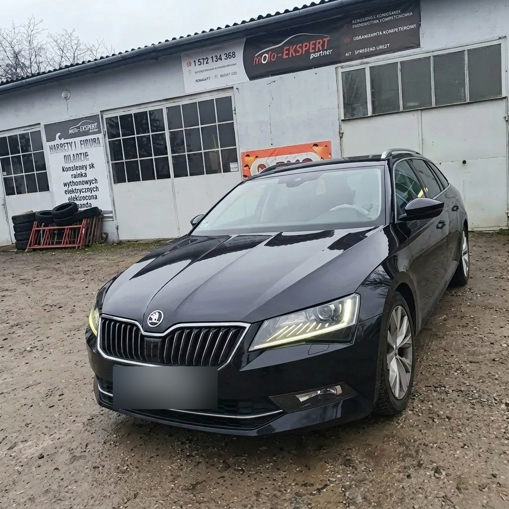 Skoda Superb przed warsztatem Moto-Ekspert Zamość